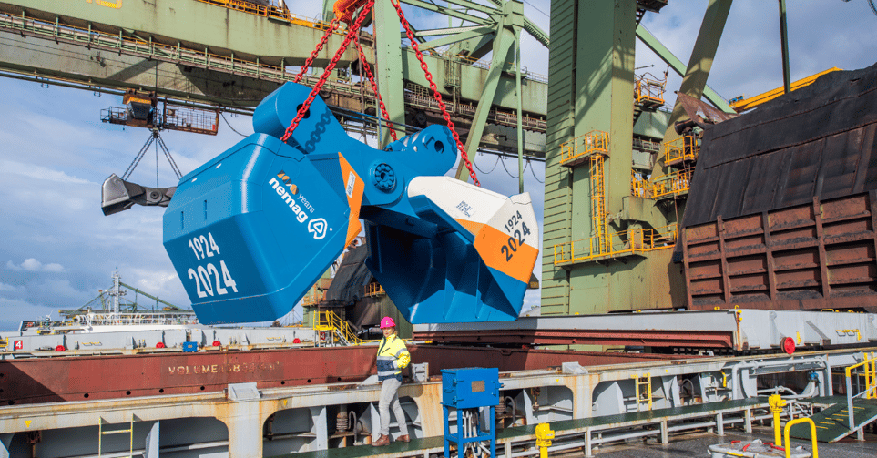 Nemag mechanical grab with inscription '1924–2024', celebrating 100 years of innovation and collaboration in dry bulk handling.