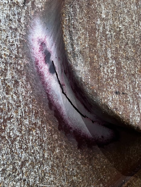 Crack in grab steel structure caused by fatigue and insufficient maintenance