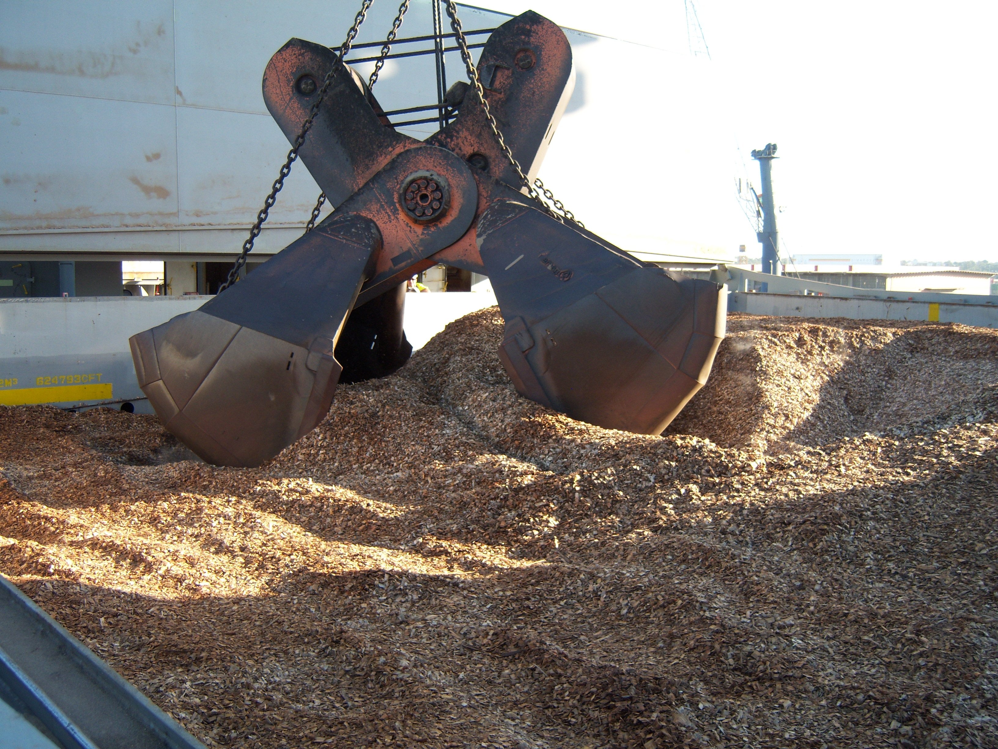 Free digging wood chips with scissors grab