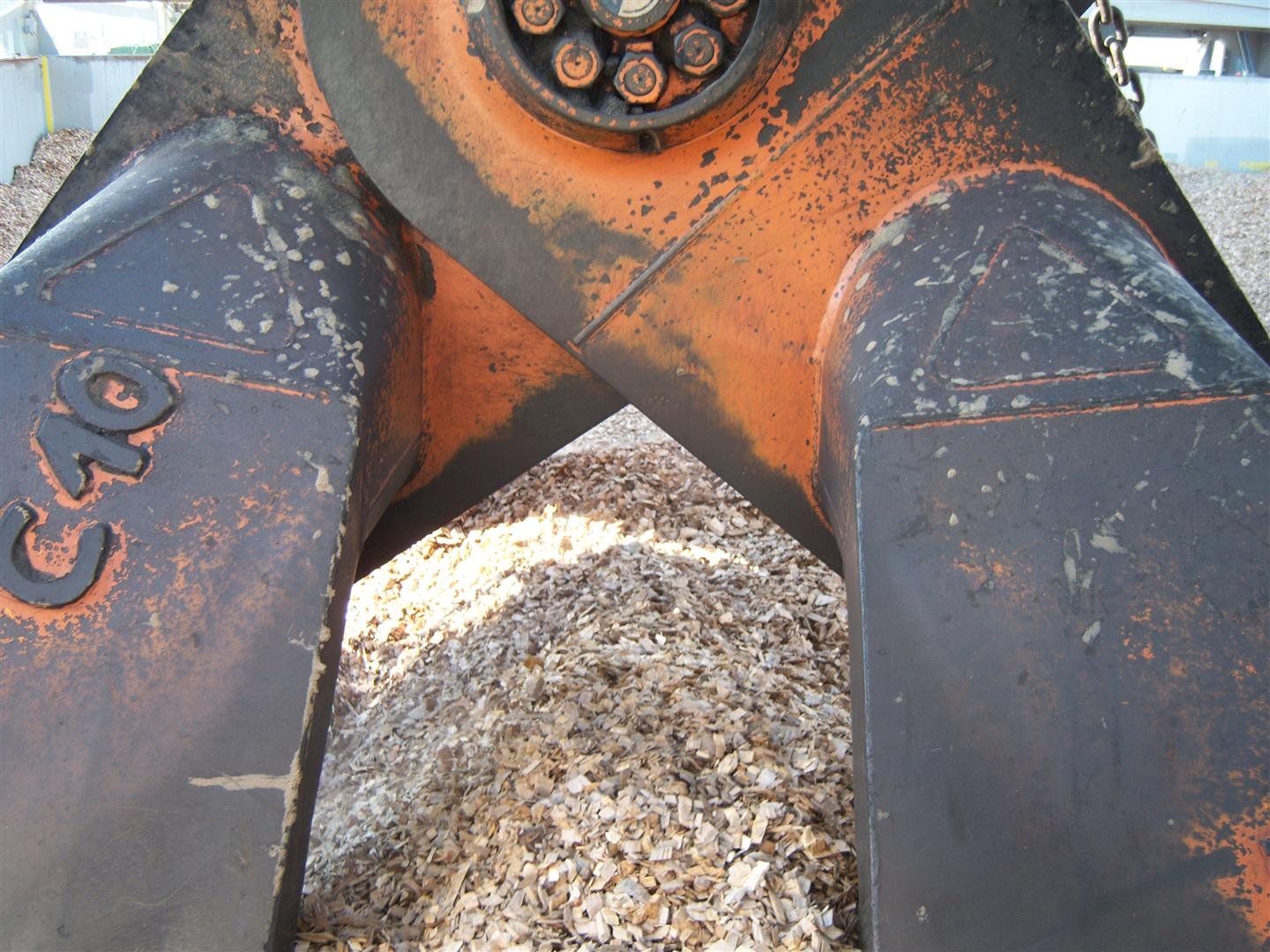 Free digging wood chips to unload ship