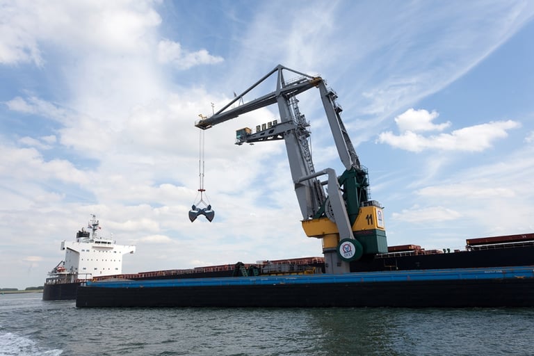 Mobile harbour crane