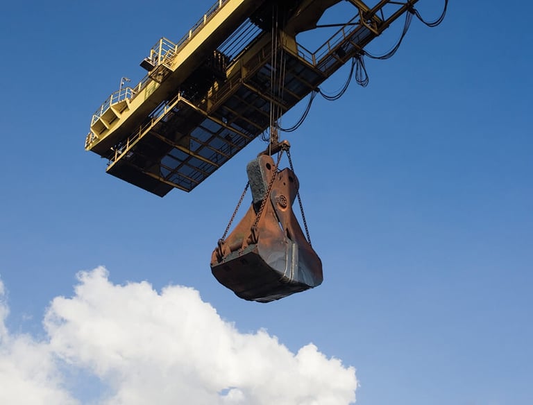 Clamshell grab on gantry crane