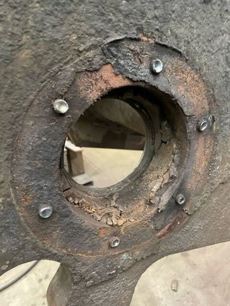 Crack in grab steel structure caused by fatigue and insufficient maintenance