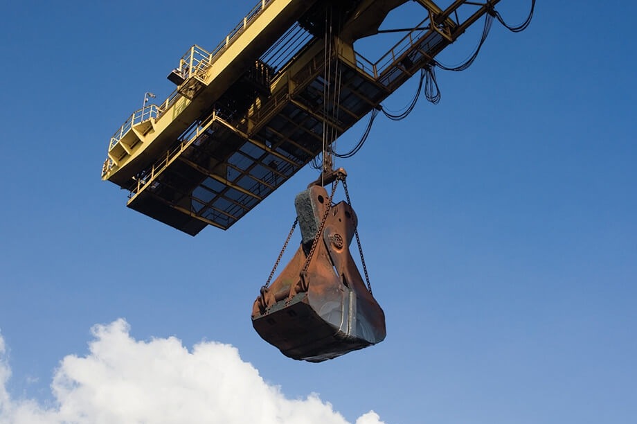 Clamshell grab on gantry crane