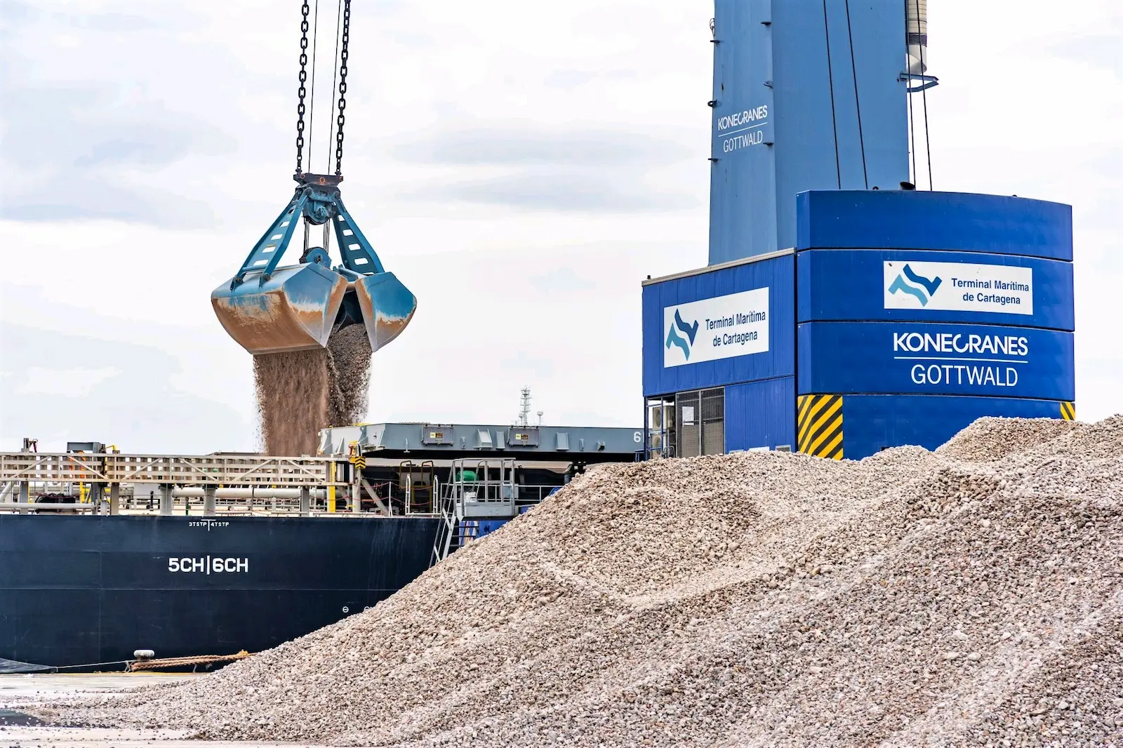 Terminal unloading gravel with konecranes